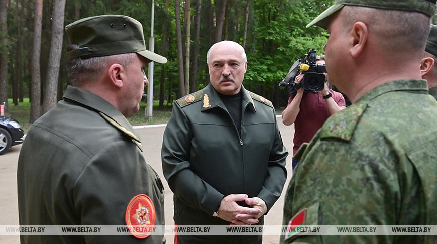 Лукашенко впервые появился на публике после 9 мая и заявил о повышенной готовности белорусских войск
