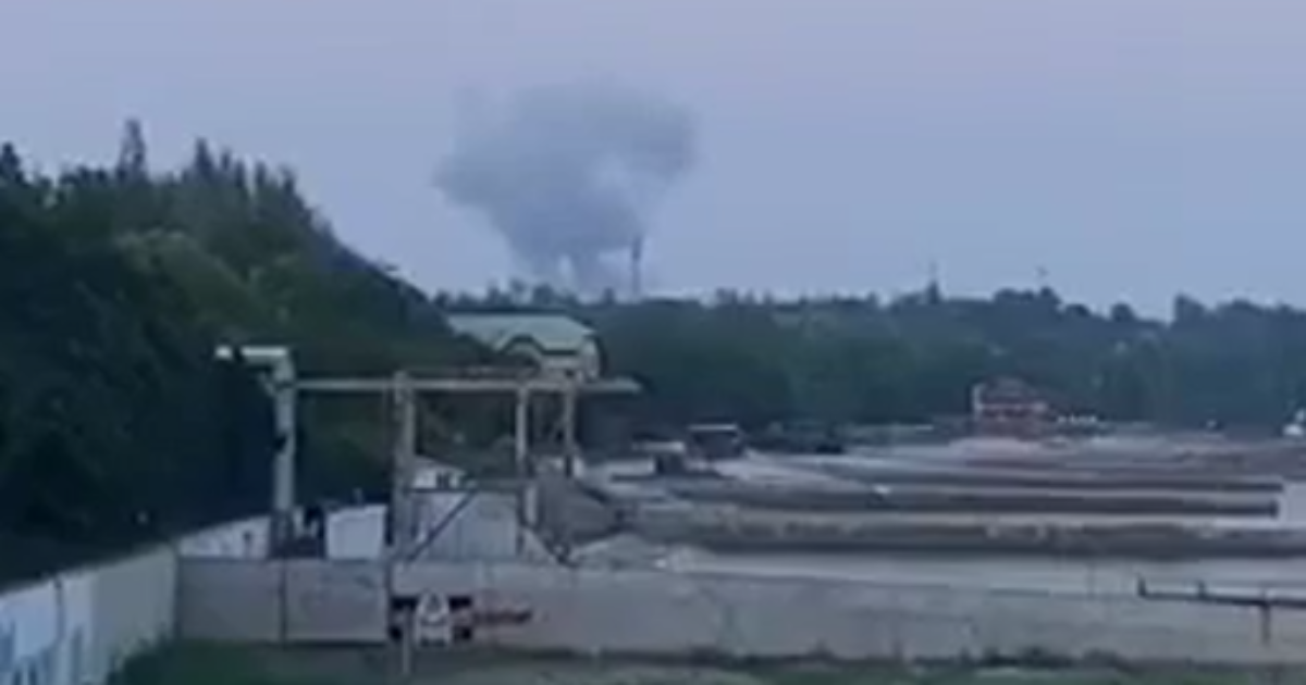 ⚡Вблизи Мариуполя слышны взрывы, есть попадание в базу рашистов (Видео)