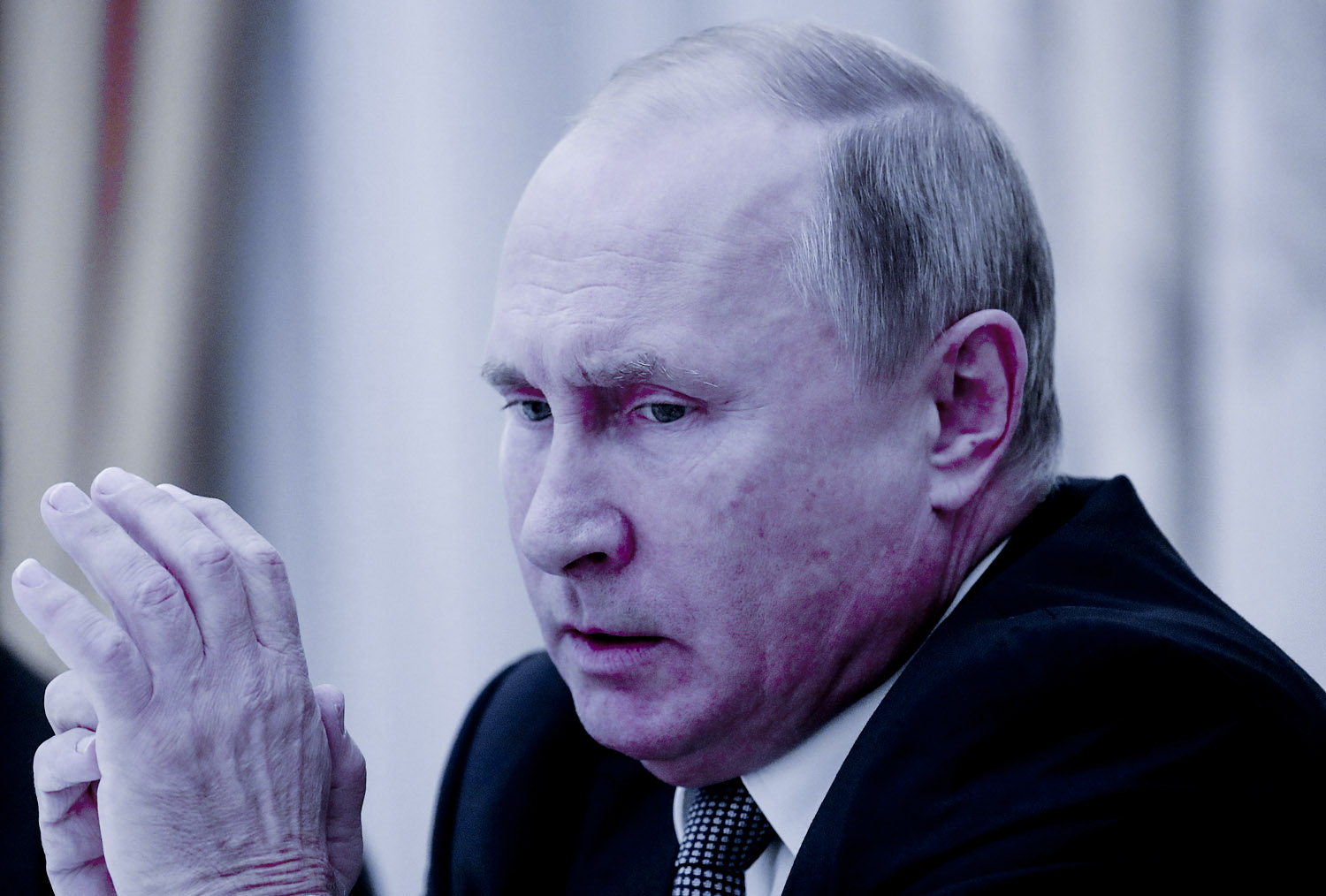 "Страну рвут на части, а Путин закрылся от плохих новостей": в России сделали панический прогноз развития событий
