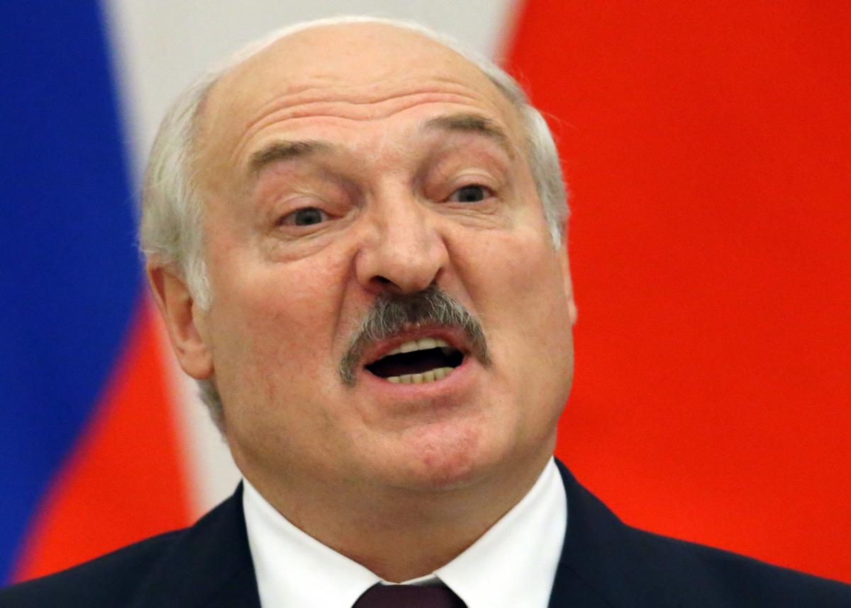 Лукашенко хотел ввести войска в Украину, но армия отказалась