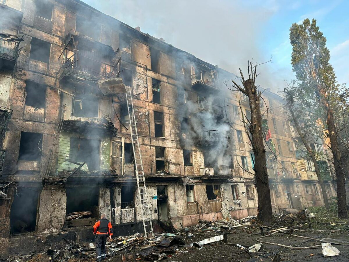 Оккупанты нанесли ракетный удар по Кривому Рогу. Разрушена многоэтажка, есть погибшие и раненые (Фото Видео)