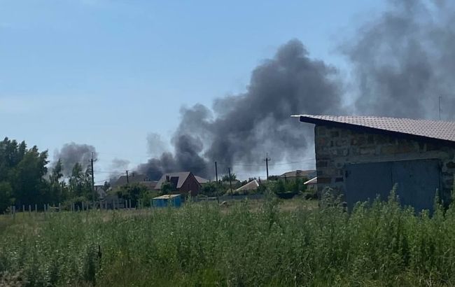 В оккупированном Геническе "прилет": над городом виднеется дым (Видео)