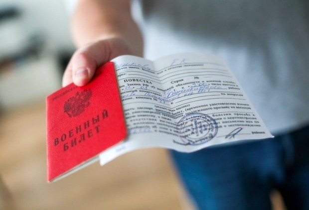 В оккупированном Мариуполе мужчинам вместе с российским паспортом выдают повестку в военкомат: защищать "русский мир"