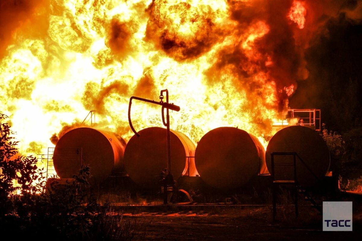 ⚡ В Макеевке мощный пожар на нефтебазе (Видео)