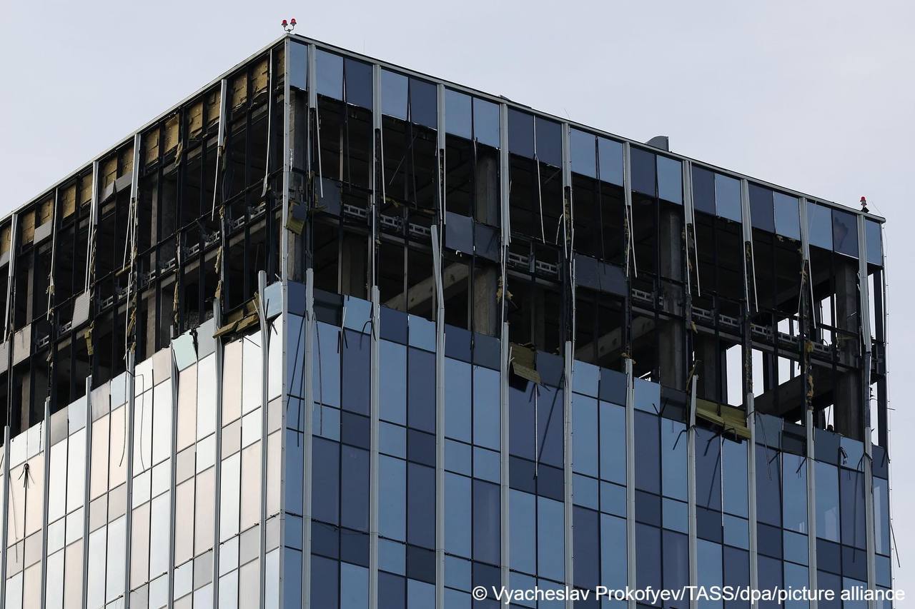 Один из дронов в Москве попал в здание минобороны РФ. По данным СМИ, там располагался секретный хакерский центр