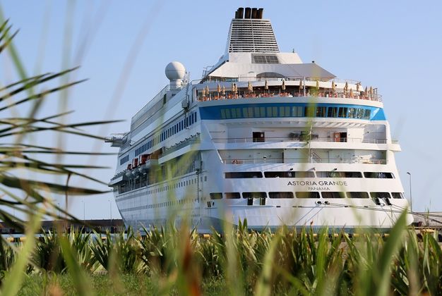 Из Батуми под "песню про Путина" выгнали лайнер с туристами из РФ (видео)