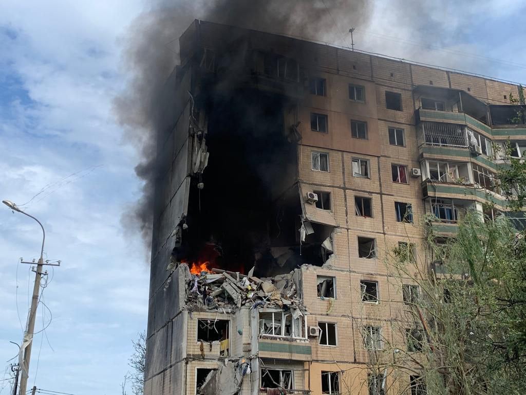 Оккупанты нанесли ракетные удары по многоэтажкам в Кривом Роге. Есть погибшие (Видео)