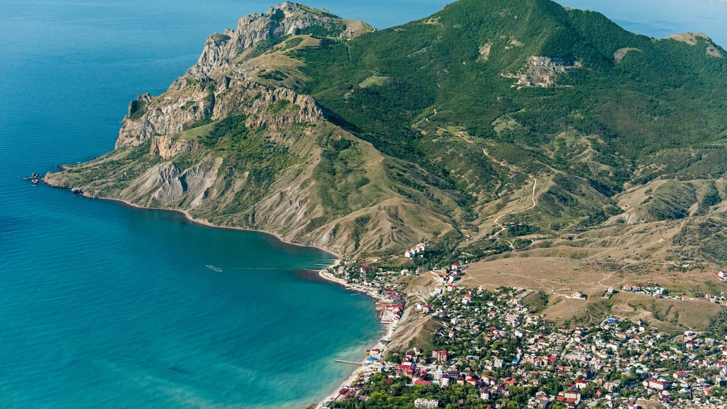 ⚡В оккупированной Феодосии прогремели взрывы: по городу помчались скорые. Видео