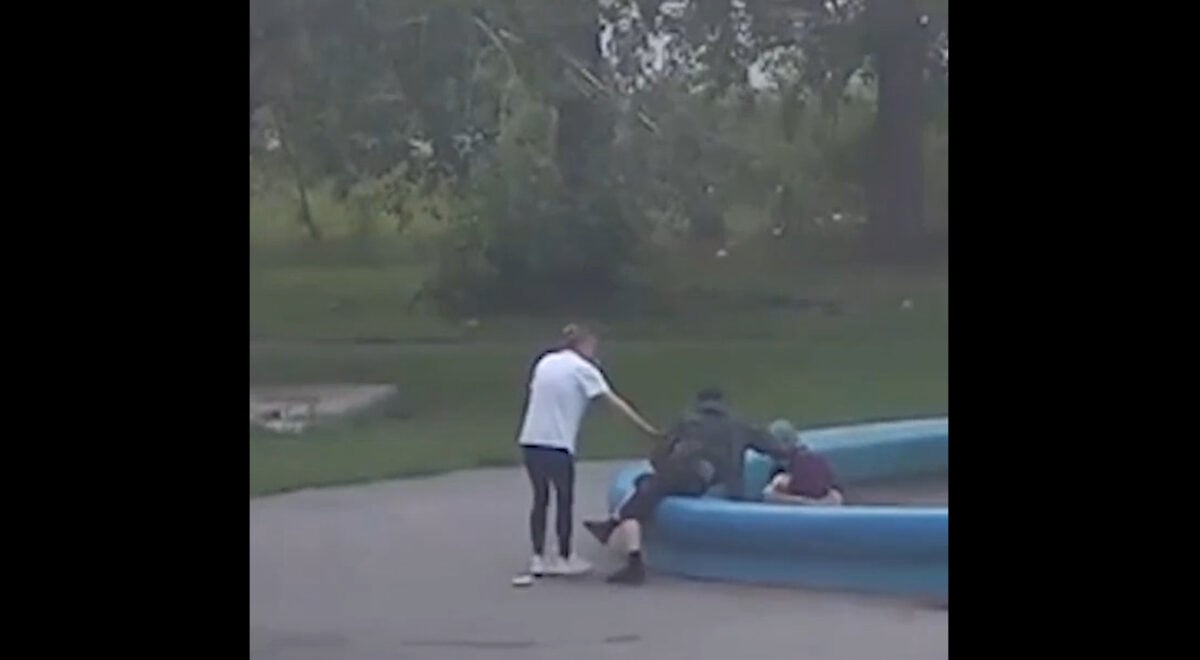 В РФ два «героя СВО» пытались утопить в фонтане девушку, потому что она «похожа на еврейку»