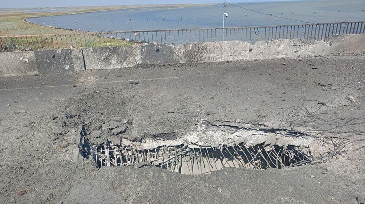 ⚡Оккупанты сообщают о прилетах по мостам в Геническе и Чонгаре (Видео)