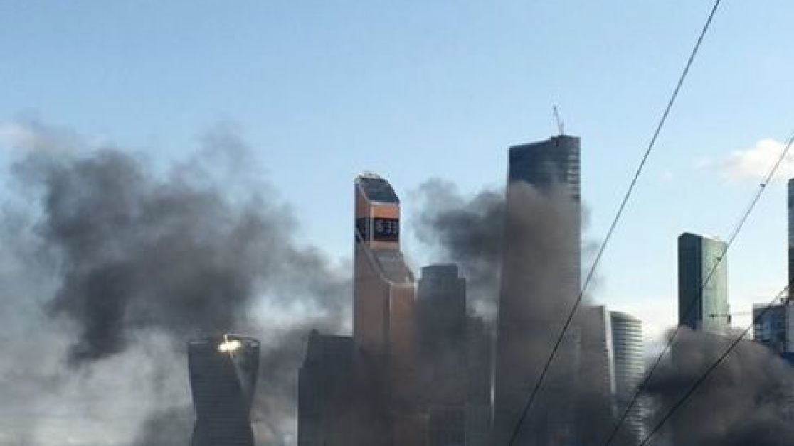 ⚡Возле "Москва Сити" прогремели взрывы, валит дым, аэропорт закрыт: в РФ пожаловались на атаку БПЛА. Видео
