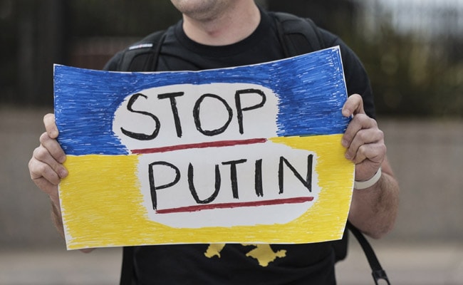 «Зеленскому надо всё бросить, сесть в самолет и лететь в Америку»