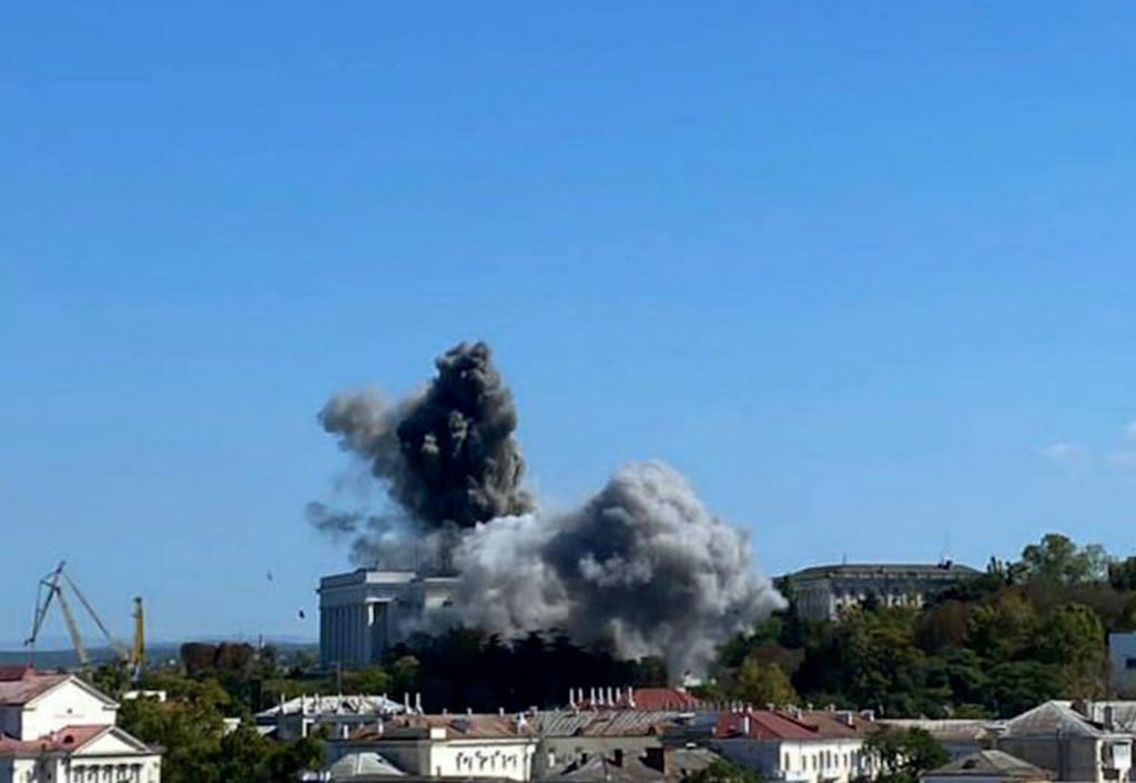 ❗️Появилось видео попадания ракеты в штаб Черноморского флота. Били Storm Shadow