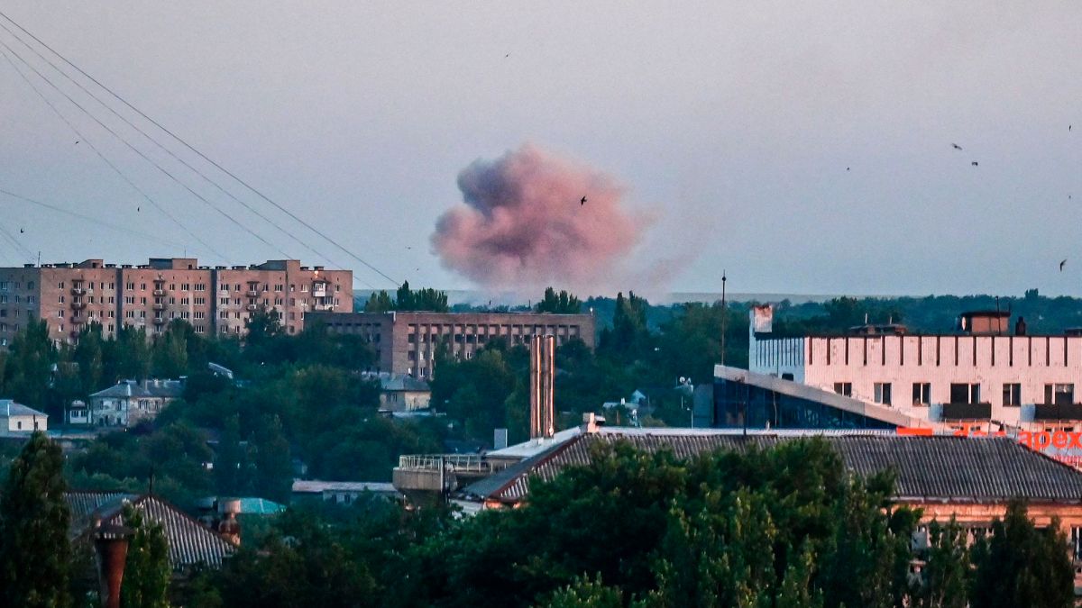 В оккупированном Донецке устроили "салют" в честь дня ВСУ: город накрыло черным дымом. Фото и видео