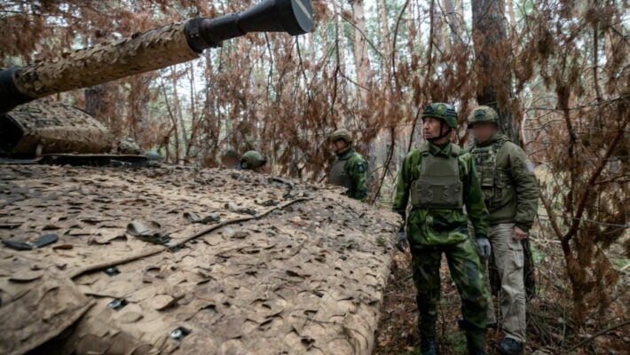 Главнокомандующий Вооруженных сил Швеции посетил фронт