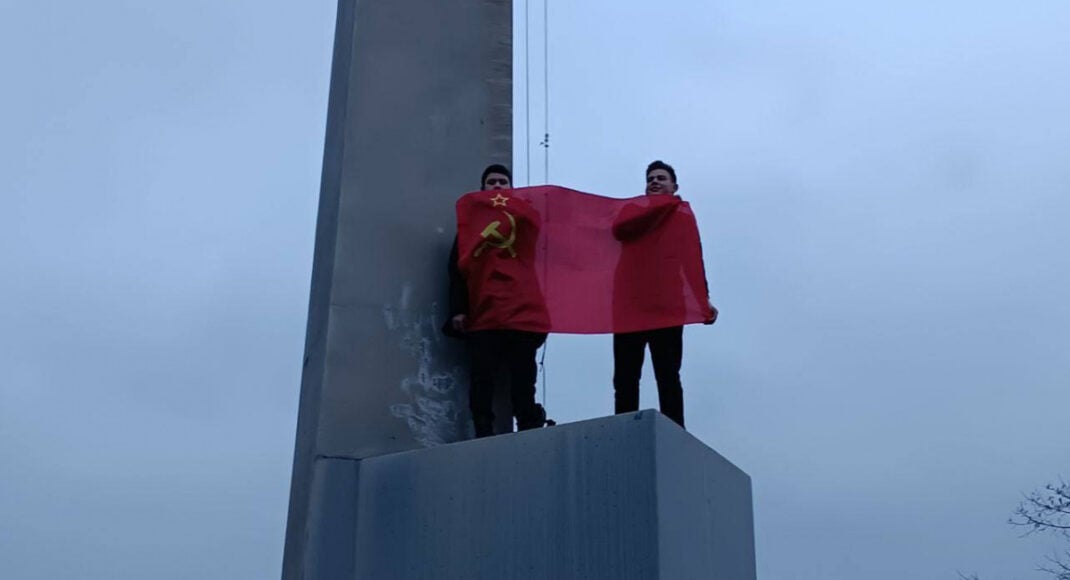 В оккупированном Мариуполе возродили комсомол: проводят собрания и размахивают красными флагами