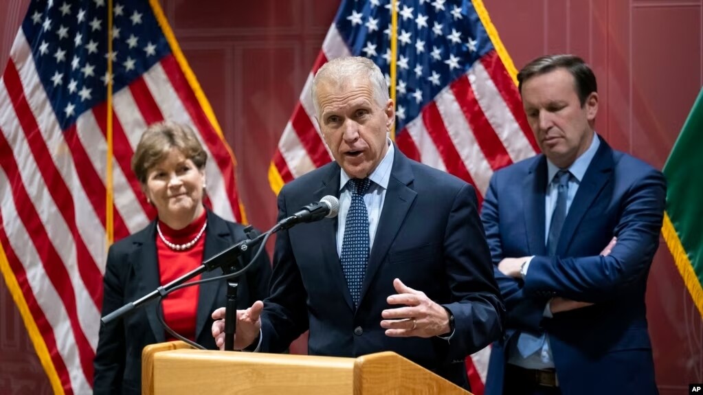 Правительство Венгрии отказалось встретиться с делегацией американских сенаторов