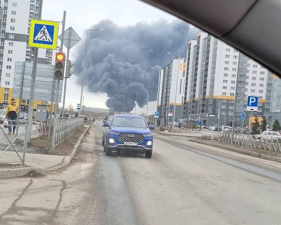 В Санкт-Петербурге бушует пожар рядом с аэропортом: сообщают об атаке украинских БПЛА.