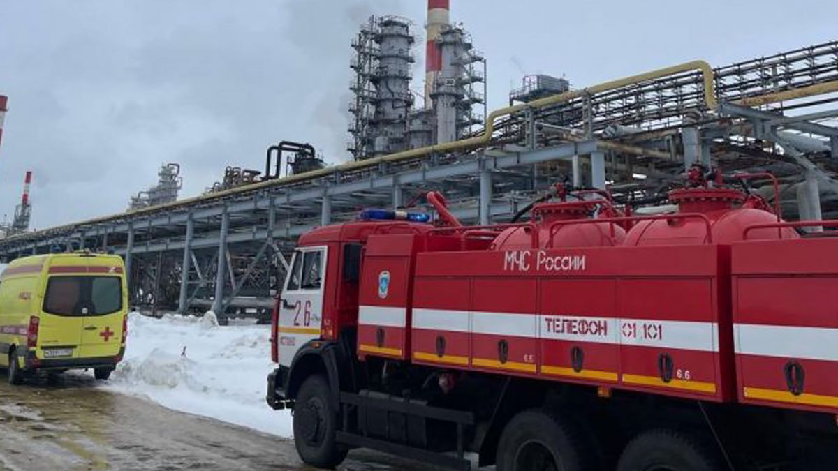 НПЗ "Лукойл" в российском Кстово приостановил работу после атаки дрона, (Видео)