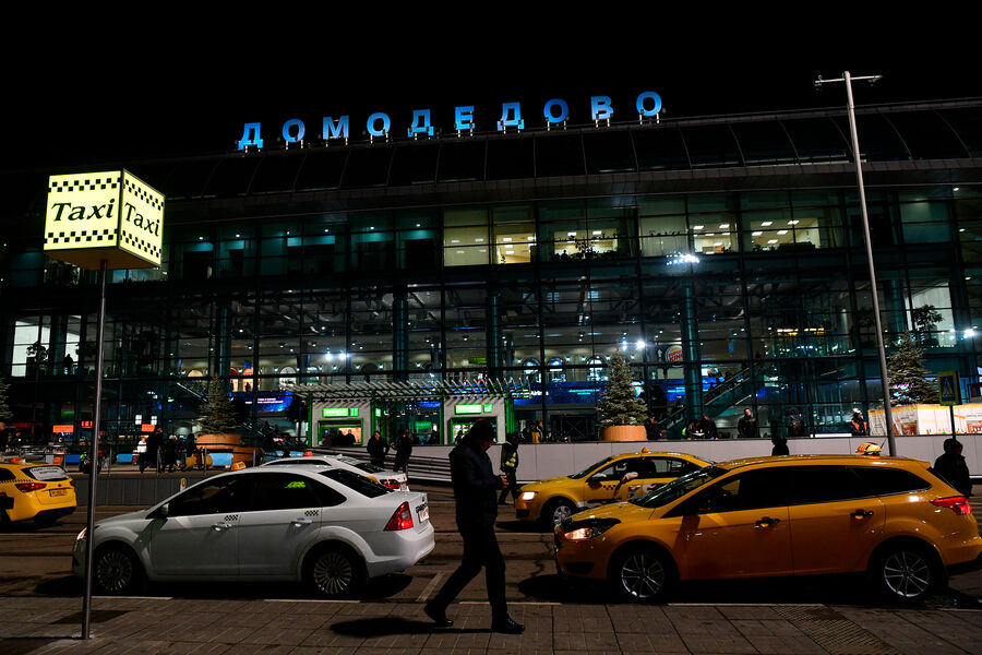 Аэропорт Домодедово в России отбивался ночью от дронов. Видео