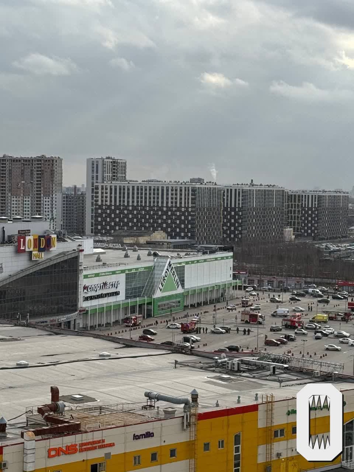 В Санкт-Петербурге эвакуировали ТЦ "Лондон молл", В "Шереметьево" сообщили о бомбе на борту самолета