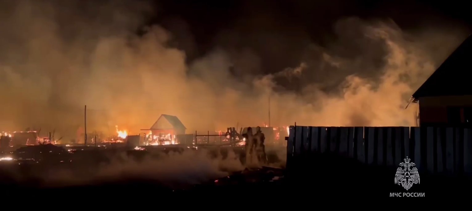 Карма для России: горит столица Бурятии, пламя лезет на дома. Видео