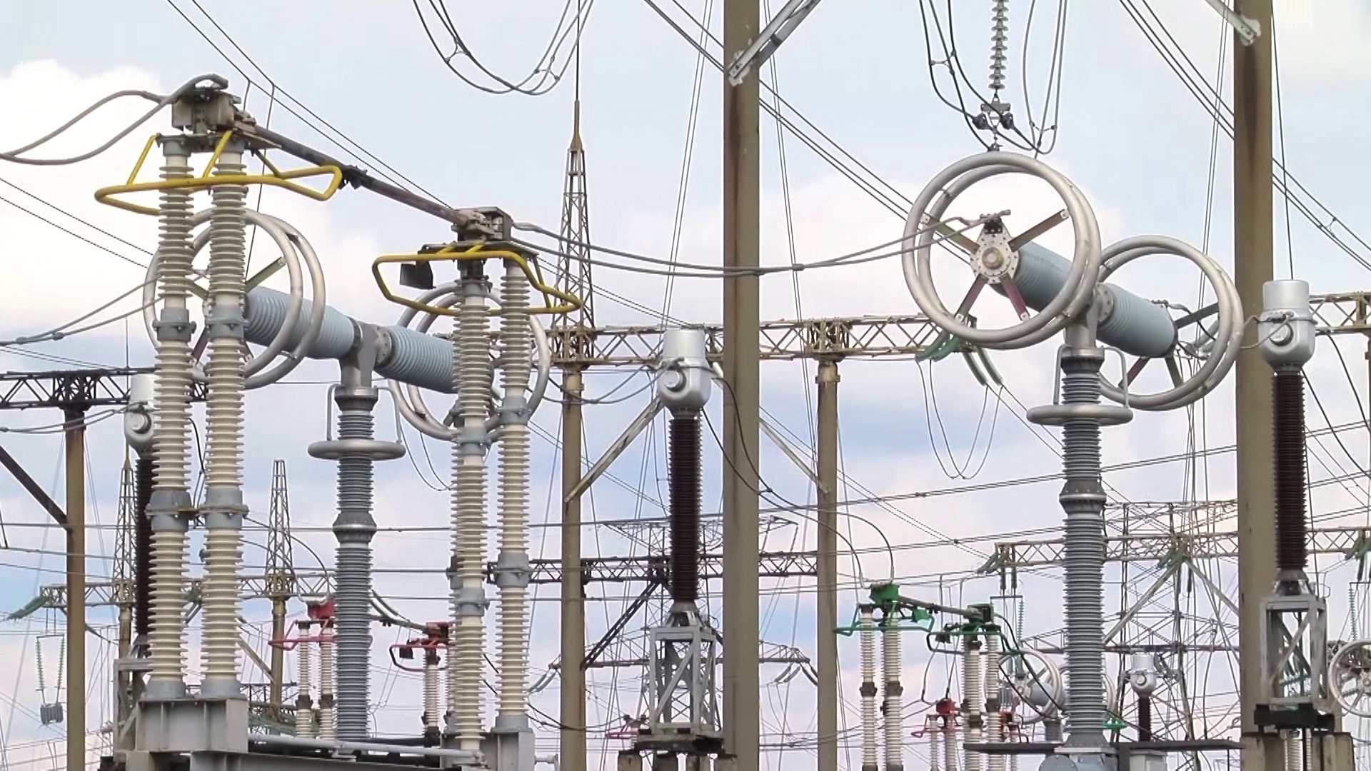 Под Белгородом горит электроподстанция. Россияне заявили о дроновой атаке – видео