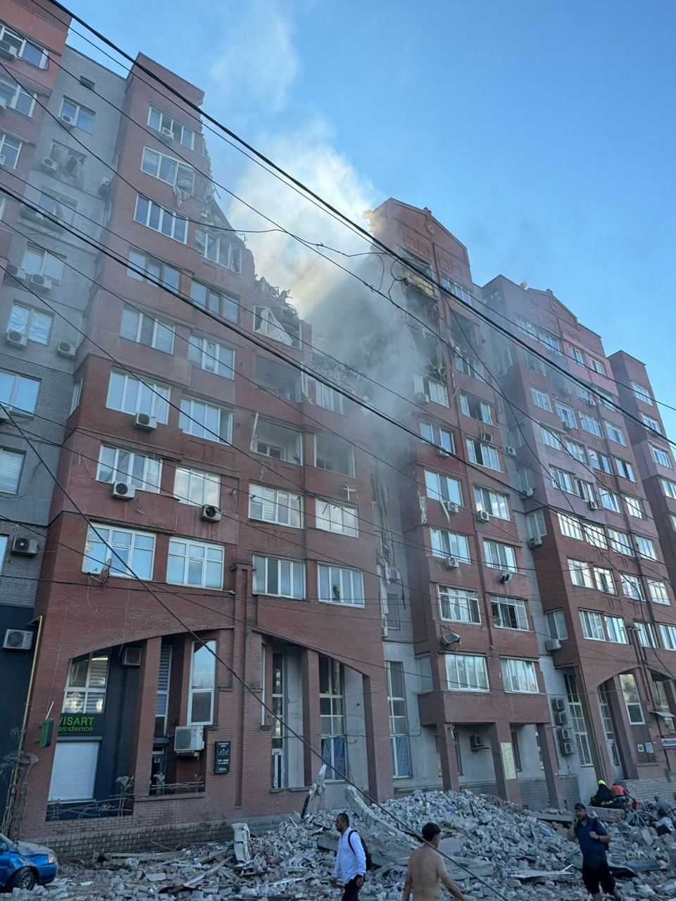 ⚡Рашисты ударили по дому в Днепре: есть погибший, люди заблокированы в квартирах (видео)