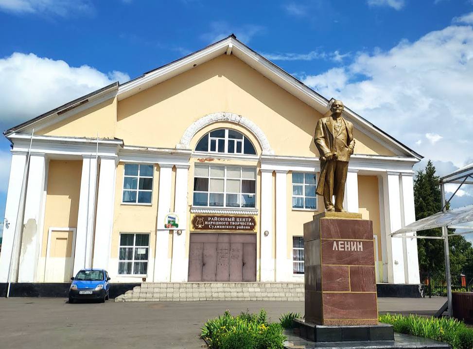 В городе Суджа на Курщине "упал" памятник Ленину: сеть отреагировала мемами. Фото