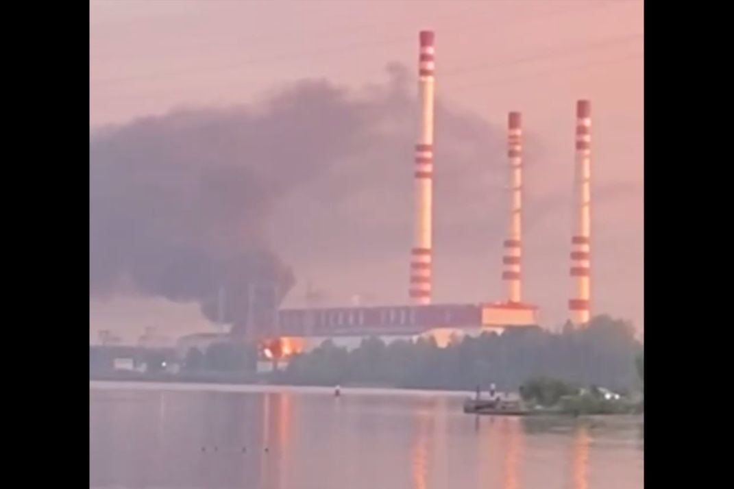 ⚡Россию атаковали более сотни дронов: Горят НПЗ в Москве и две ГРЭС (Видео)