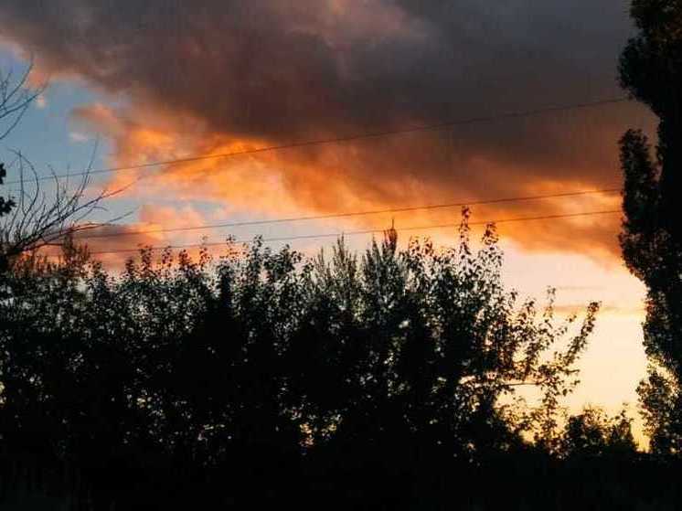 В Воронежской области РФ пожаловались на ночную атаку БПЛА: горит и детонирует склад БК. Видео