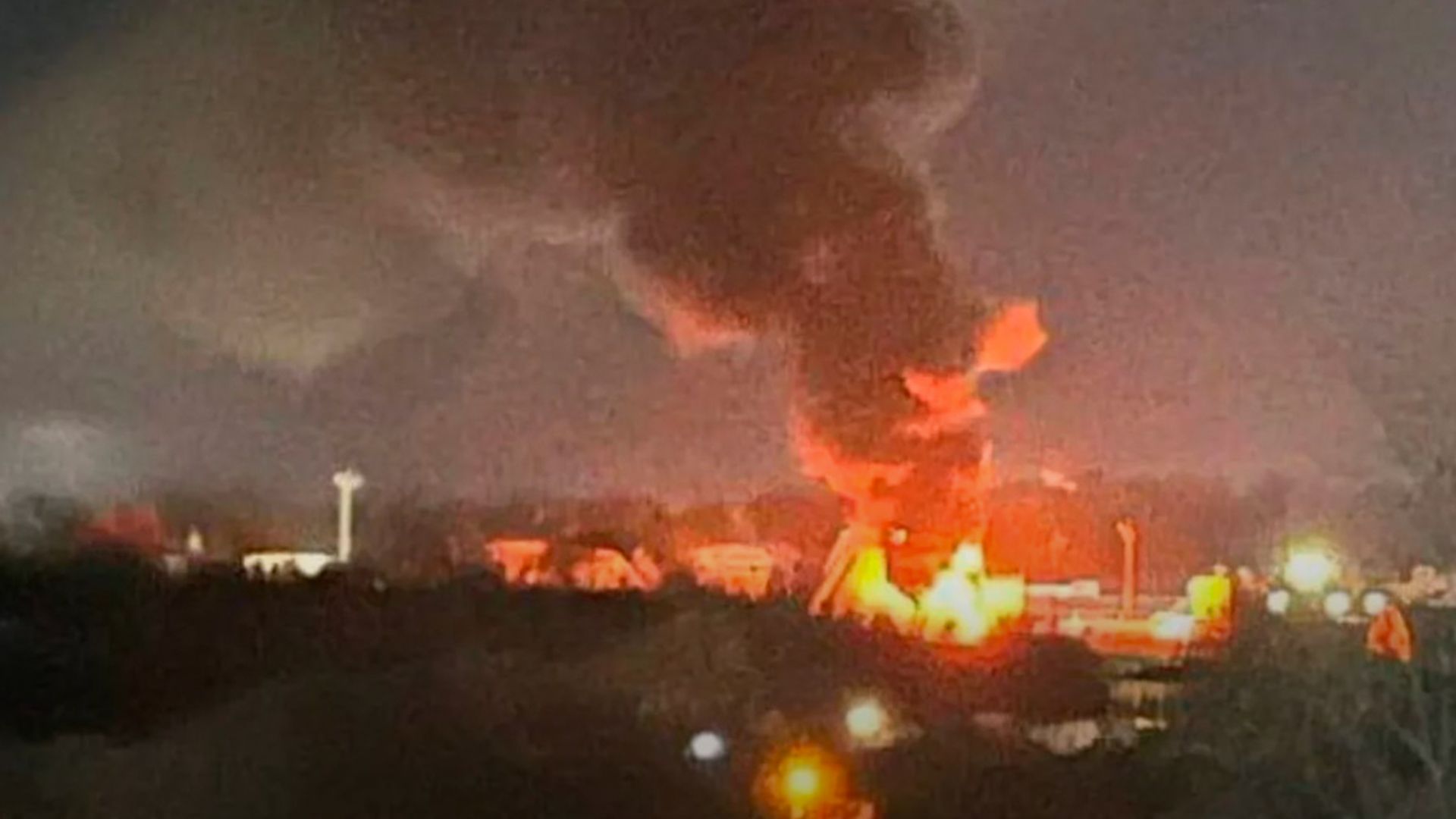 Громкие взрывы и пожары: Россию ночью  атаковало более 100 дронов (Видео)