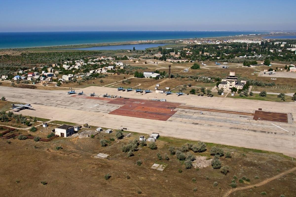 В районе аэродрома "Саки" в Крыму гремят мощные взрывы