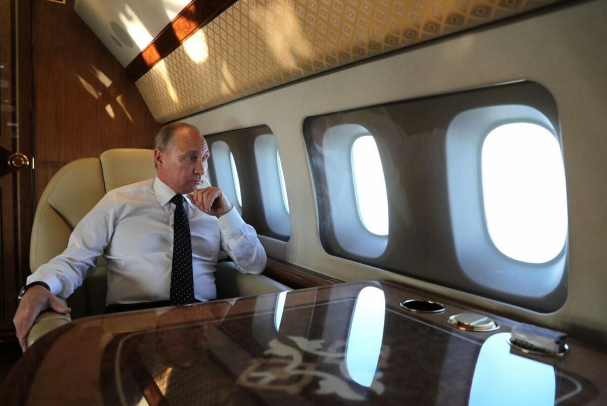 РосСМИ: Путин стал бояться летать в Сочи из-за атак беспилотников. Там снесли главное здание его резиденции