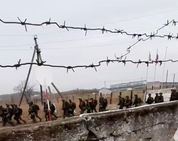 В Сети показали видео с «северокорейскими военными» на полигоне в России
