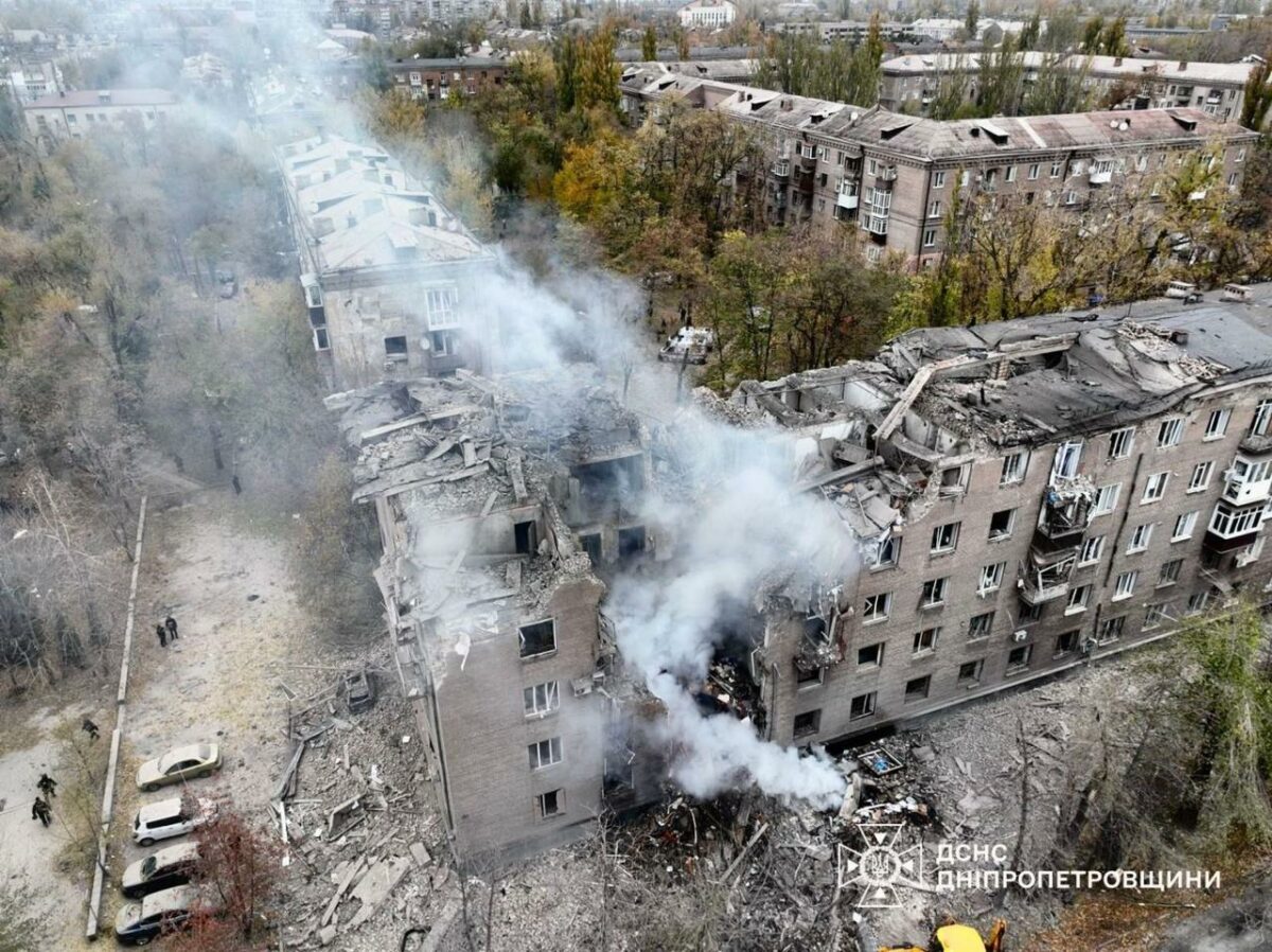 Россияне атаковали баллистикой Кривой Рог: Повреждена 5-этажка, среди раненых дети