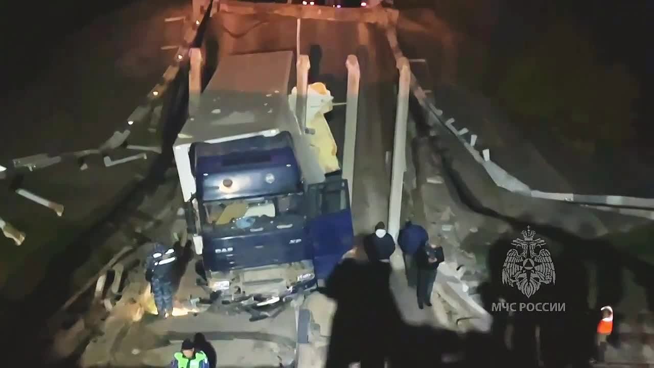 В оккупированном Крыму обрушился мост, по которому россияне перевозили грузы. Фото и видео