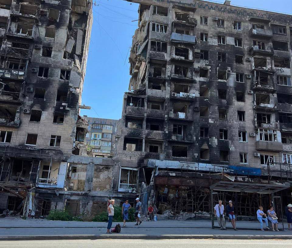 Оккупанты сносили дома в Мариуполе с останками погибших в своих квартирах жителей: очевидец рассказал о преступлениях РФ. Видео