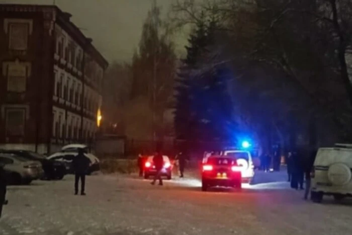 Во Владимирской области РФ мужчина протаранил здание бывшего военкомата и устроил пожар. Видео