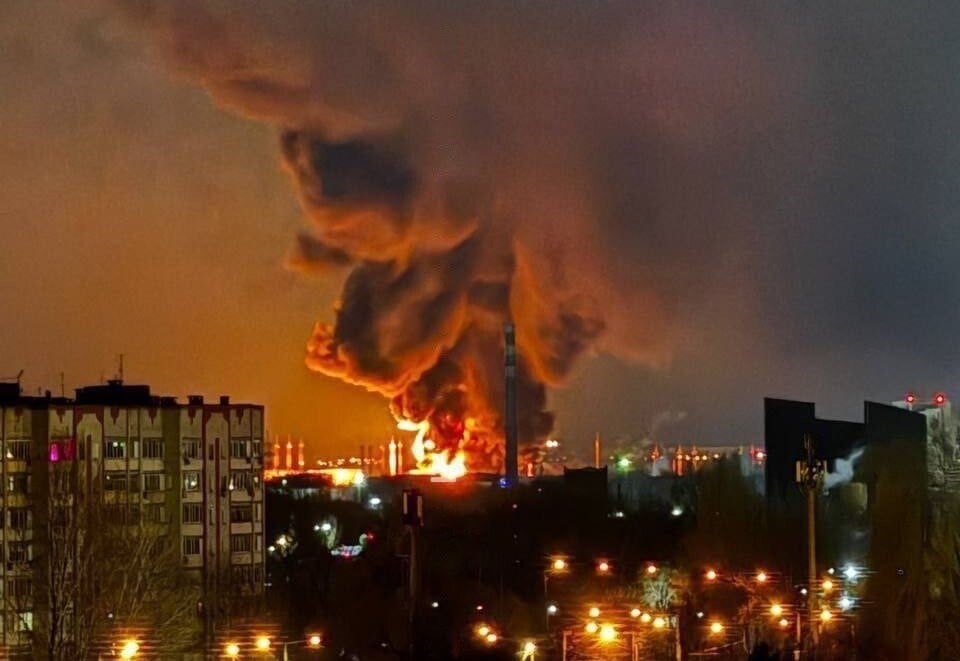 После атаки дронов горит нефтехранилище авиабазы «Энгельс-2» (Видео)