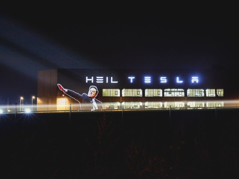 "Хайль Tesla". На завод Маска в Берлине спроецировали его жест, похожий на нацистское приветствие