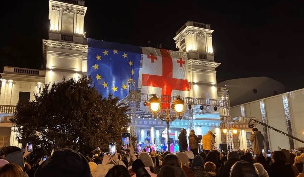 В Тбилиси тысячи человек вышли на митинг: требуют освободить политзаключенных. Фото и видео
