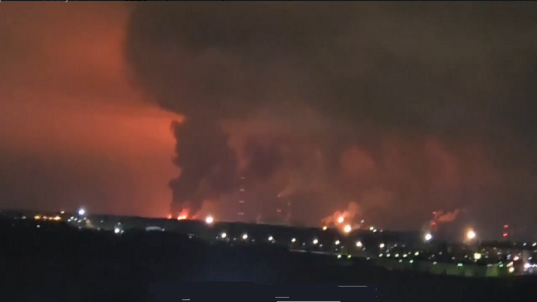 ⚡В Рязани снова раздались взрывы: сообщают о новой атаке дронов на НПЗ. Видео