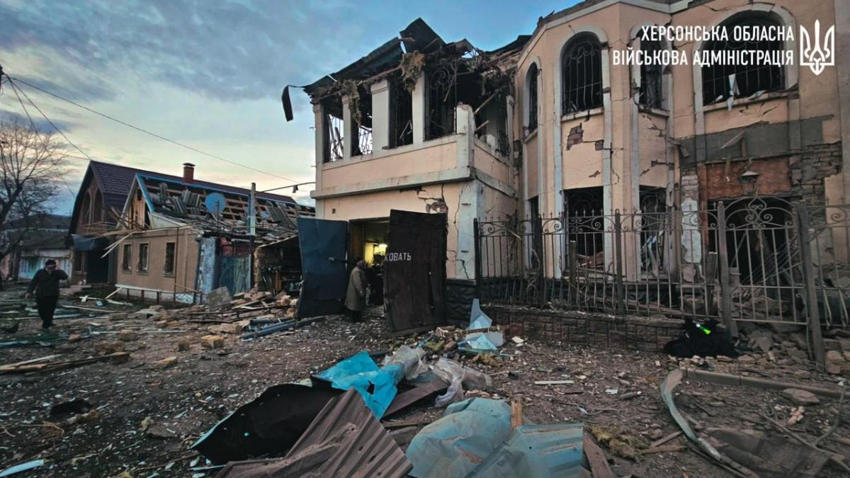 Херсон содрогнулся от мощных авиаударов: трех человек достали из-под завалов. Видео