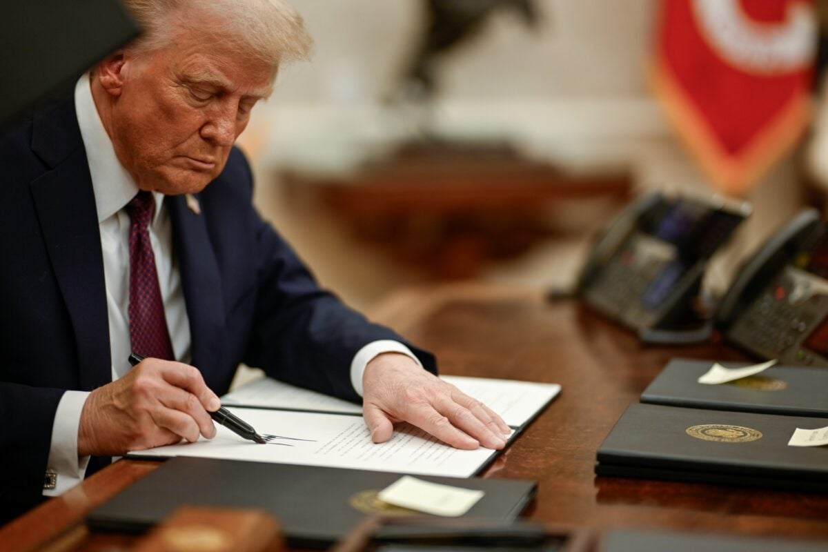 Трамп теперь набросился на ЮАР и прекращает финансовую помощь