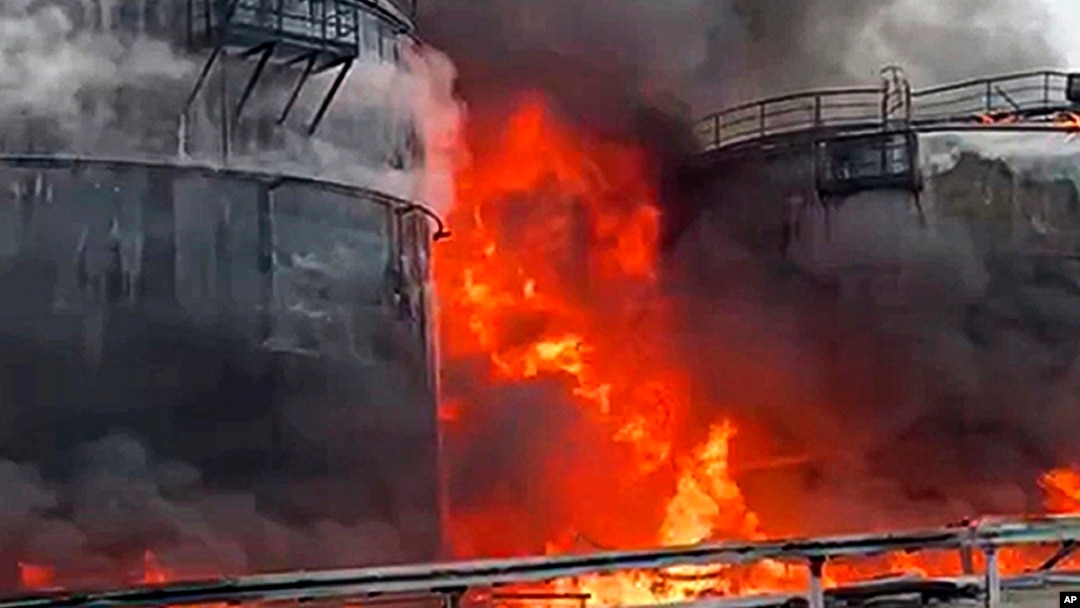 ⚡В Краснодарском крае после атаки дронов вспыхнул пожар на нефтебазе. Видео