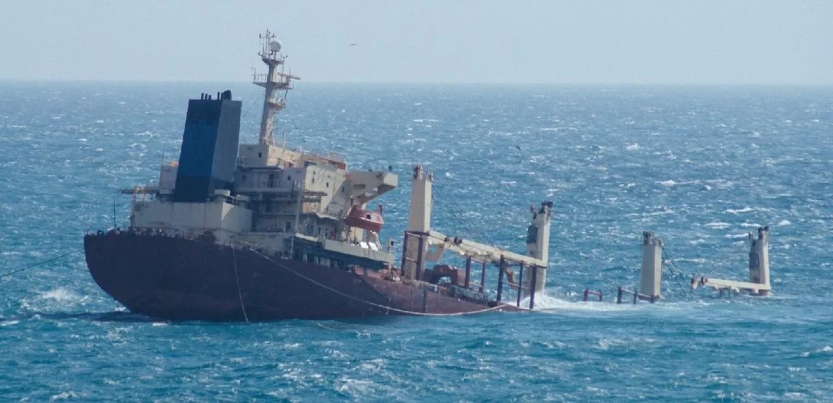 На России в порту после взрывов начал тонуть танкер из теневого флота с мазутом