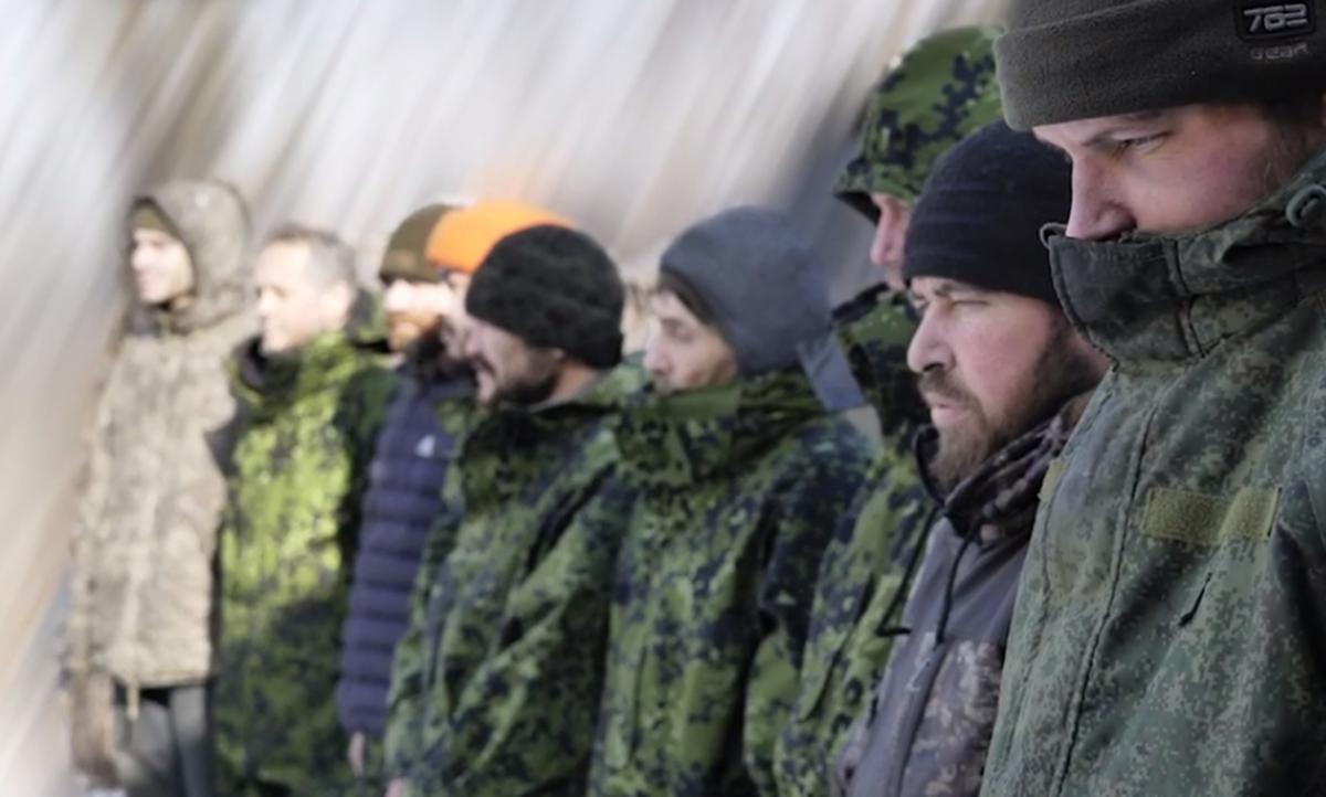 Украинские десантники захватили в плен 11 российских военных на Курщине (видео)