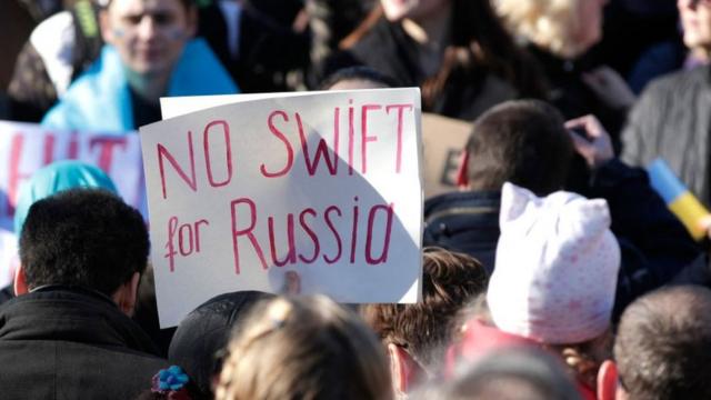 США не могут подключить российские банки к SWIFT: в Европе рассказали, при каких условиях санкции могут снять