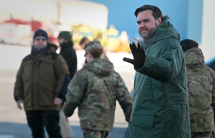 Вэнс прибыл в Гренландию. Говорит, что военная сила для захвата острова не понадобится